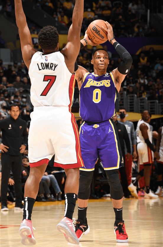 新疆队翻盘深圳队，浓眉哥点燃赛场