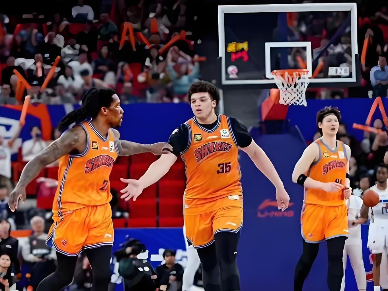 浙江队完胜凯尔特人,范弗利特统治全场 浙江队完胜凯尔特人,范弗利特统治全场